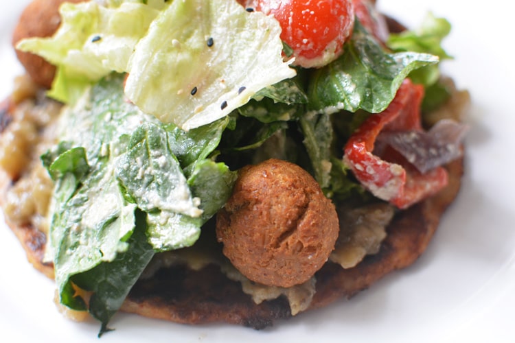 Cалат с фалафелем, запеченными овощами