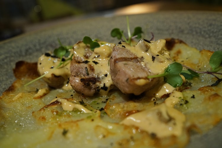 Медальоны из телятины с хрустящим картофелем