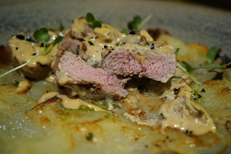 Медальоны из телятины с хрустящим картофелем