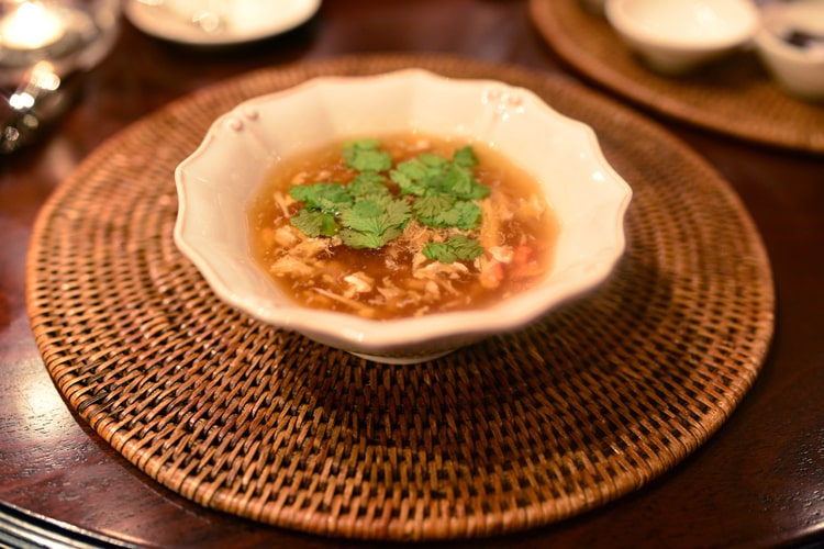 Суп из акульих плавников с мясом краба