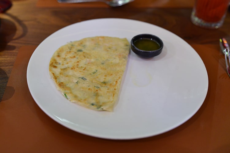 Кутаб с крабом, артишоком, зеленью и страчателлой