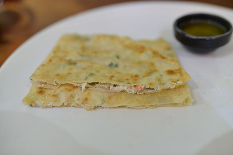 Кутаб с крабом, артишоком, зеленью и страчателлой