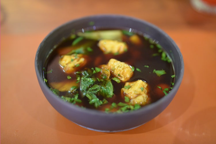 Суп с крабовыми вонтонами, разноцветными томатами и спаржей