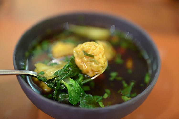 Суп с крабовыми вонтонами, разноцветными томатами и спаржей