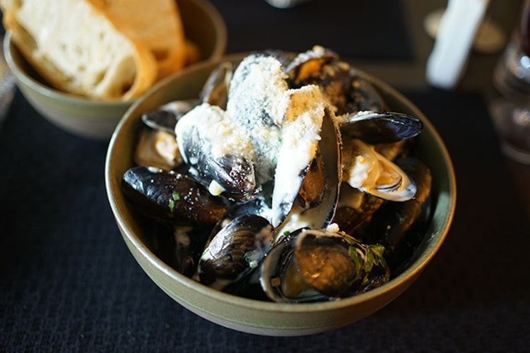 Мидии в соусе из голубого сыра