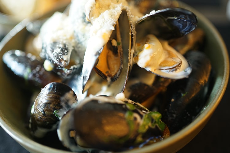 Мидии в соусе из голубого сыра