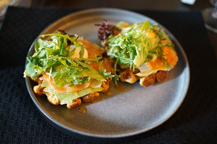 Вафли с лососем и яйцом пашот