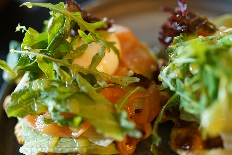 Вафли с лососем и яйцом пашот