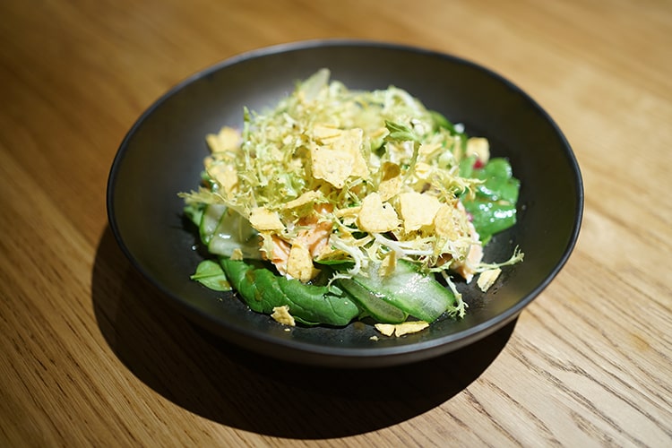 Копченый лосось, зеленый салат, юдзу-кошу