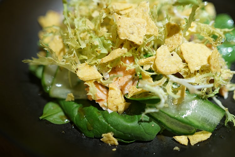 Копченый лосось, зеленый салат, юдзу-кошу