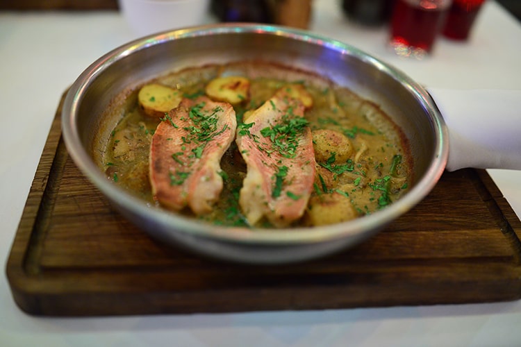 Филе окуня с картофелем и грибами