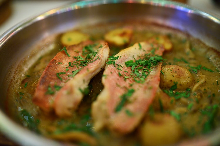 Филе окуня с картофелем и грибами