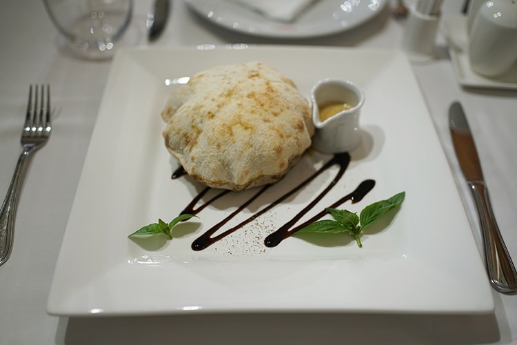 Салат из осьминога в хлебном шаре