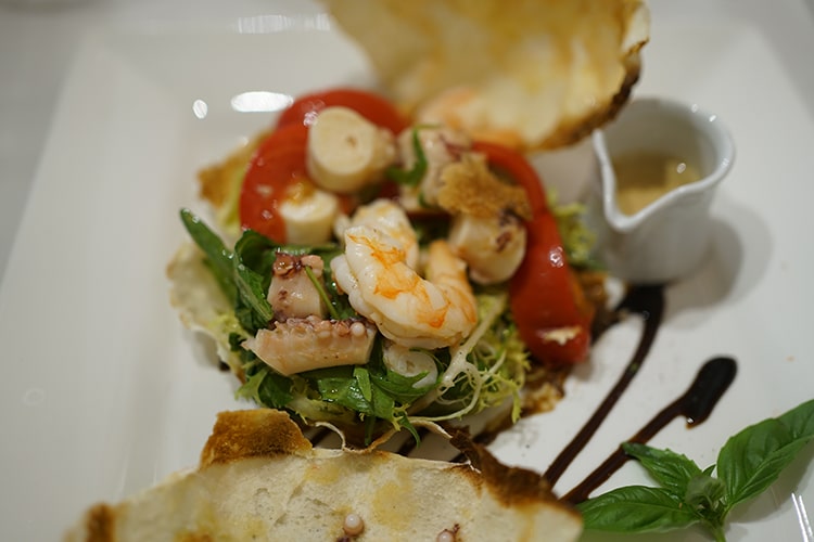 Салат из осьминога в хлебном шаре