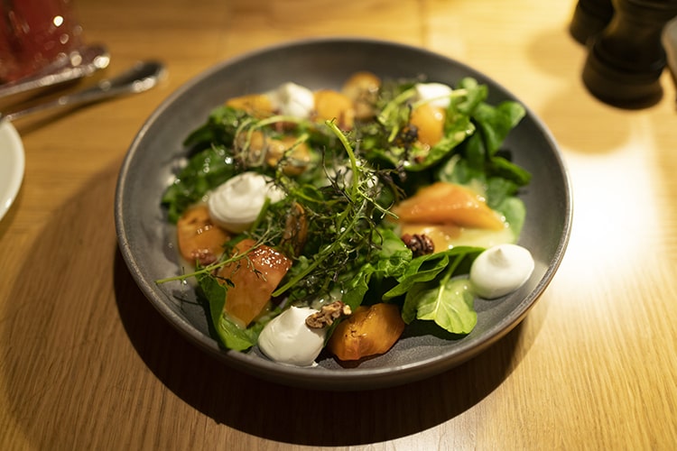 Салат с козьим сыром, белыми грибами и хурмой