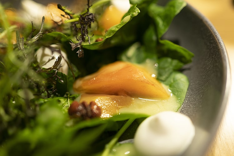 Салат с козьим сыром, белыми грибами и хурмой