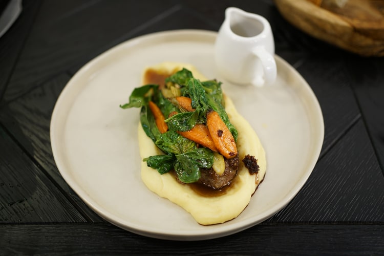 Медальоны с примитиво и картофельным пюре