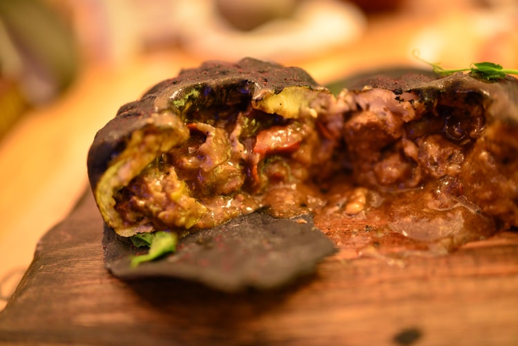 Пирог черный бык с бургундским соусом