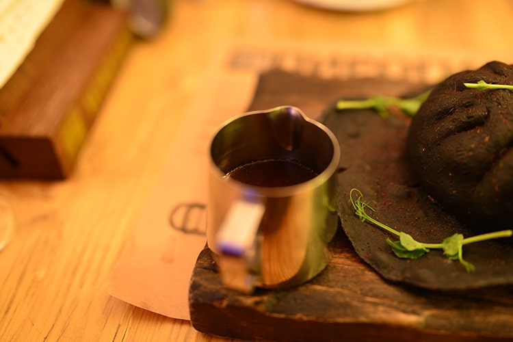 Пирог черный бык с бургундским соусом