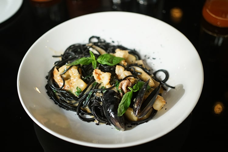 Спагетти с чернилами каракатицы