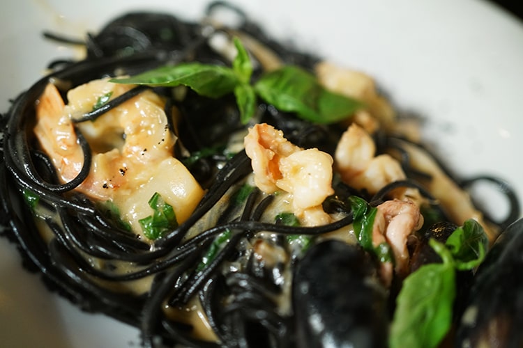 Спагетти с чернилами каракатицы