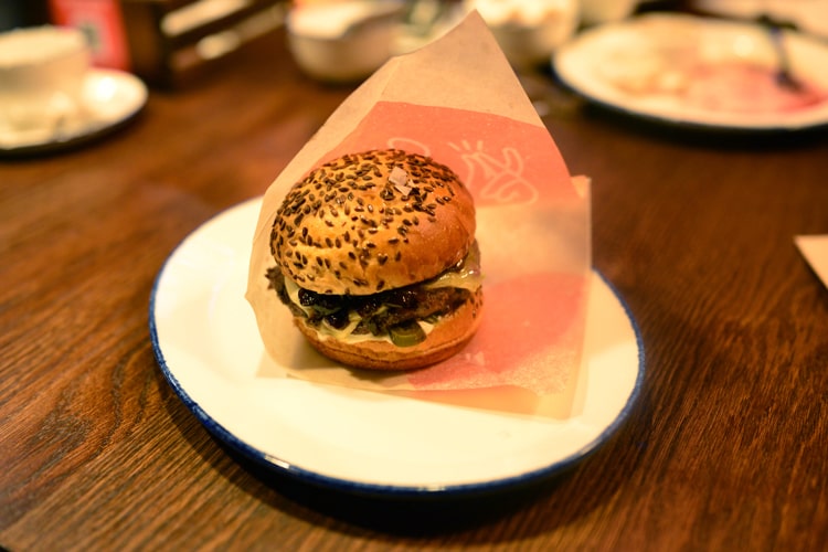 Бургер с сыром раклет