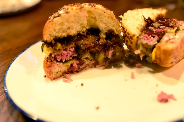 Бургер с сыром раклет