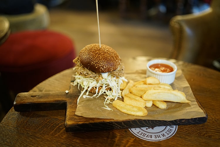 Бургер с рваной свининой