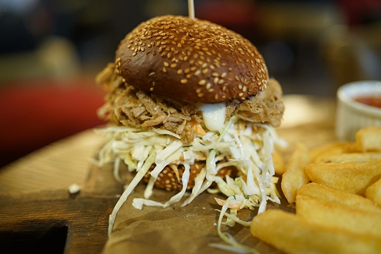 Бургер с рваной свининой