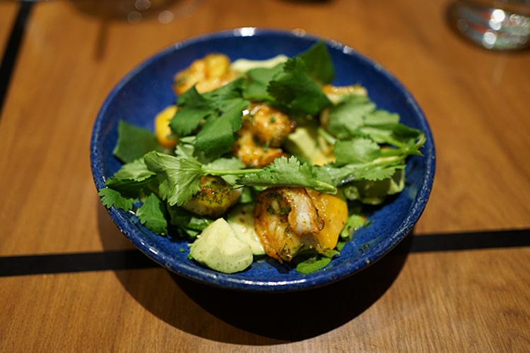 Креветки, авокадо, персик