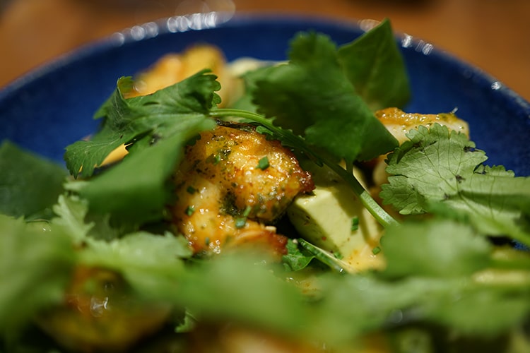 Креветки, авокадо, персик