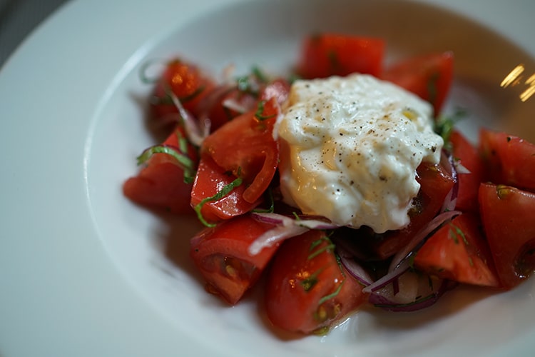 Помидоры с крымским луком и страчателлой