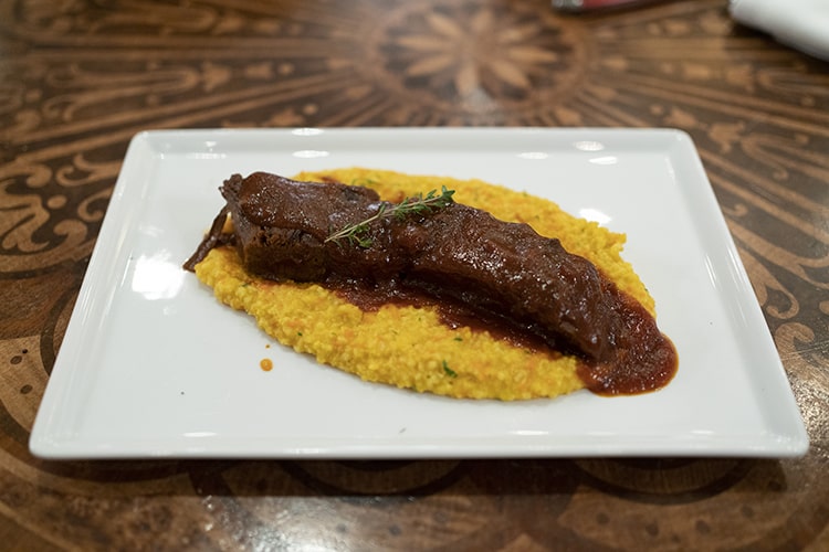 Томленый стейк из грудинки с соусом BBQ