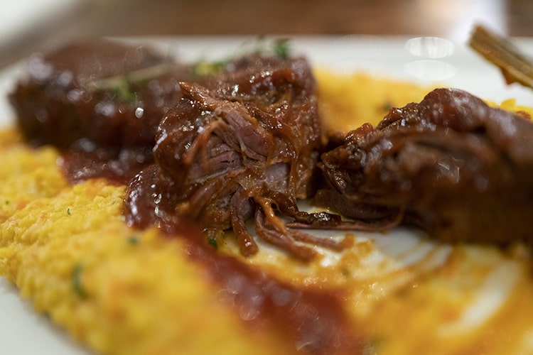 Томленый стейк из грудинки с соусом BBQ