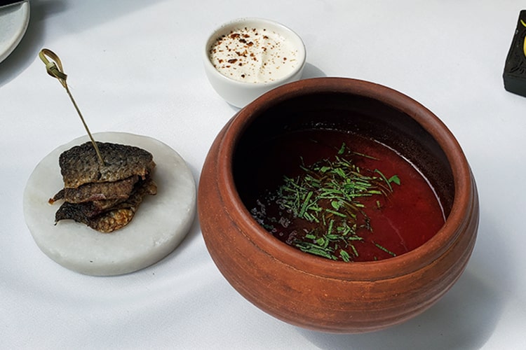 Борщ с печеной фасолью и жареными карасями