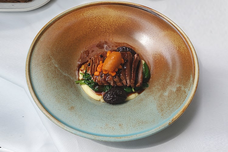 Филе утки, картофельное пюре и чернослив