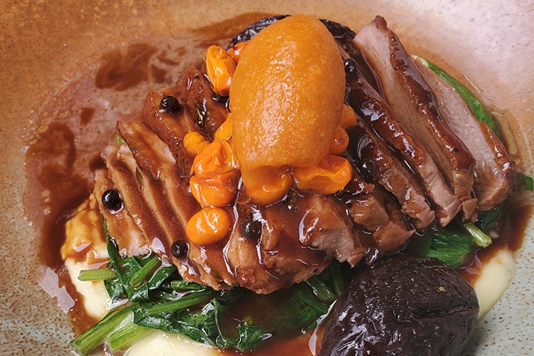 Филе утки, картофельное пюре и чернослив