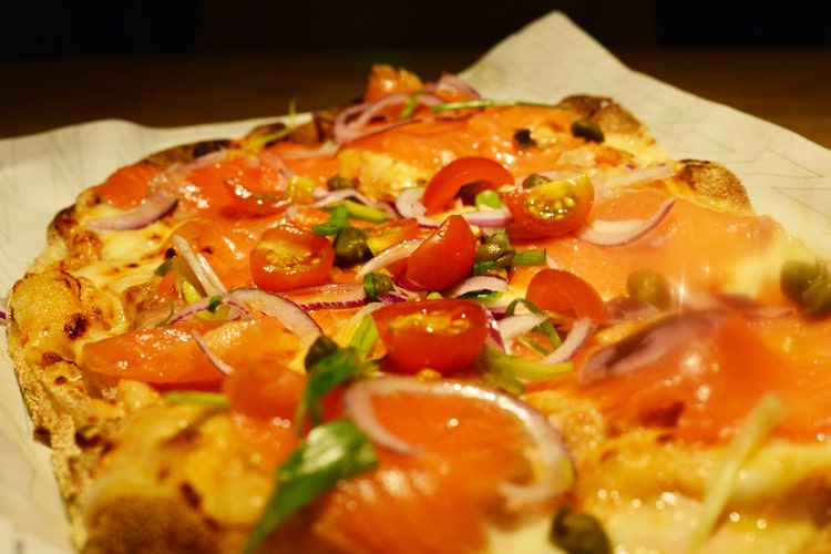 Пицца с лососем и каперсами