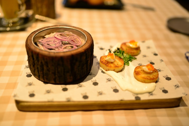 Филе балтийской сельди с картофельными дольками, перепелиными  яйцами и икрой форели