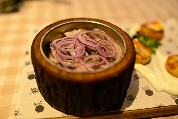 Филе балтийской сельди с картофельными дольками, перепелиными  яйцами и икрой форели