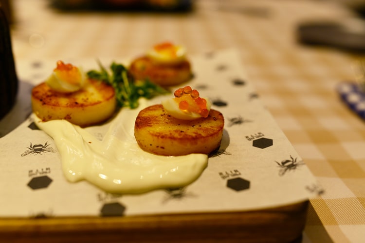 Филе балтийской сельди с картофельными дольками, перепелиными  яйцами и икрой форели