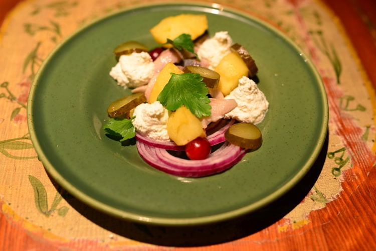 Малосольная сельдь с картофелем и творогом