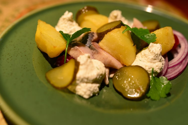 Малосольная сельдь с картофелем и творогом