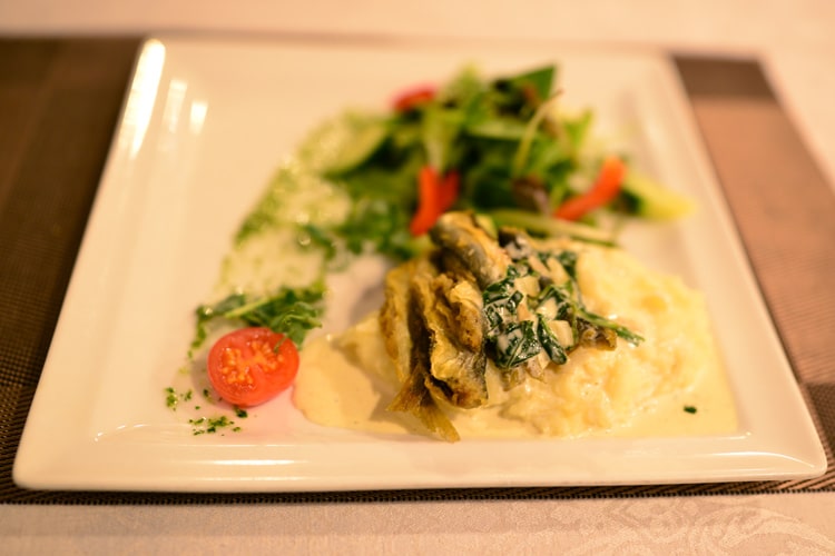 Жареная салака со шпинатным соусом