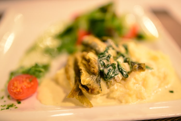 Жареная салака со шпинатным соусом