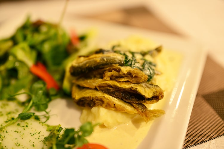 Жареная салака со шпинатным соусом