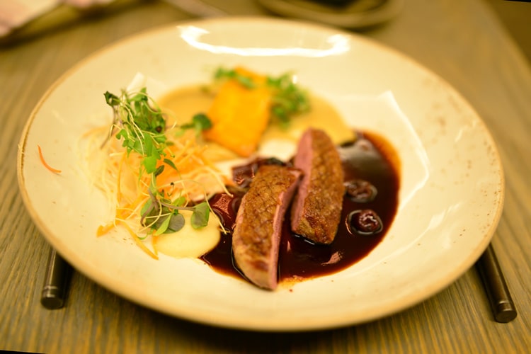 Утиная грудка с запеченным пастернаком и пряной мускатной тыквой