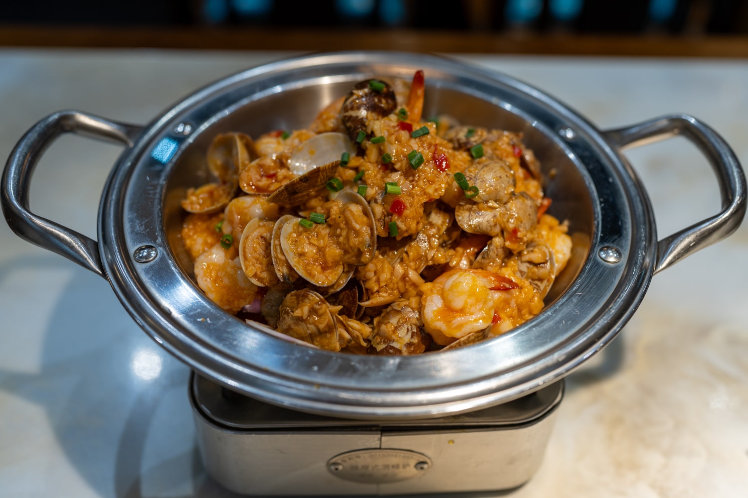 Креветки с моллюсками и чесноком