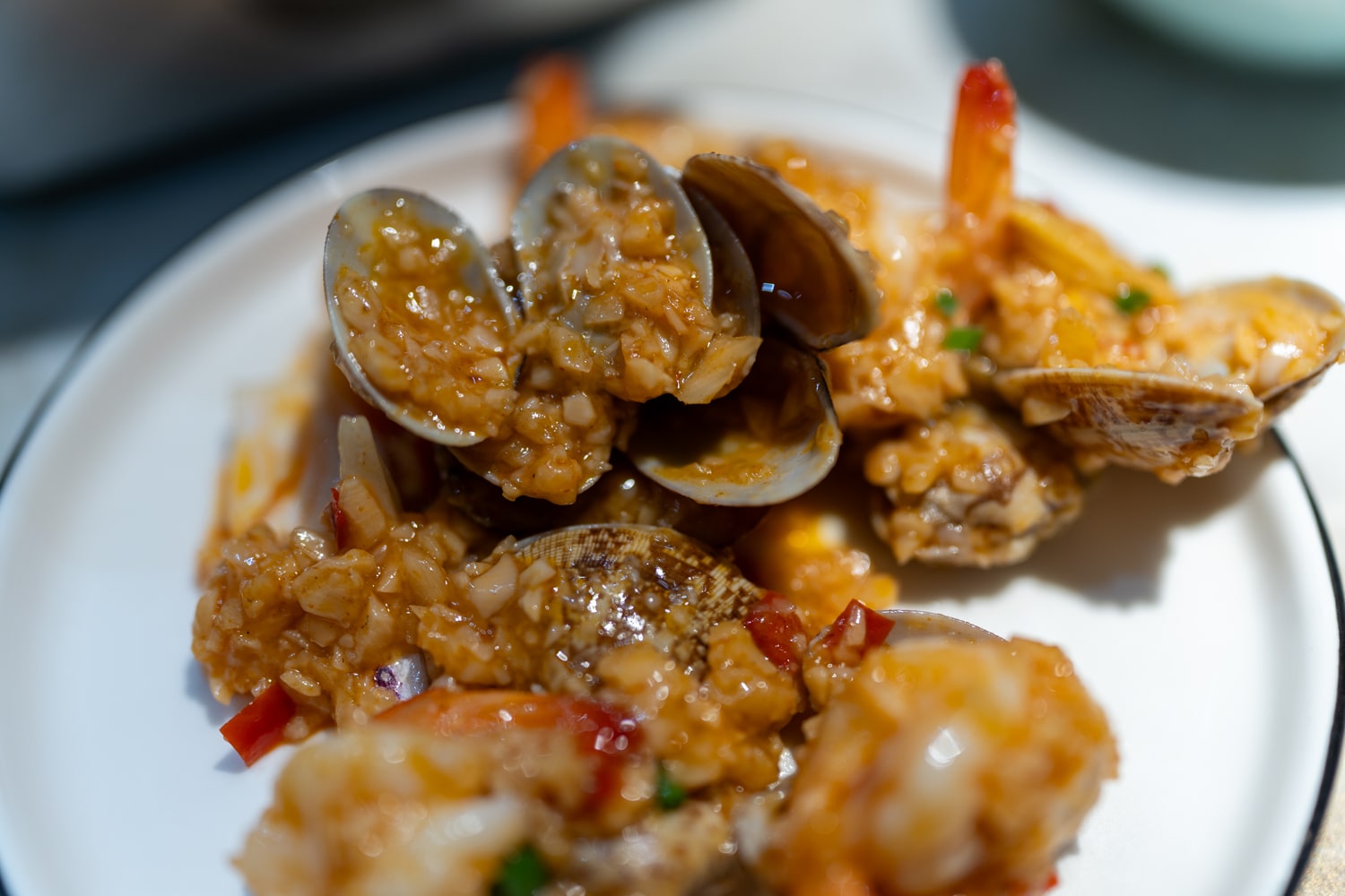 Креветки с моллюсками и чесноком