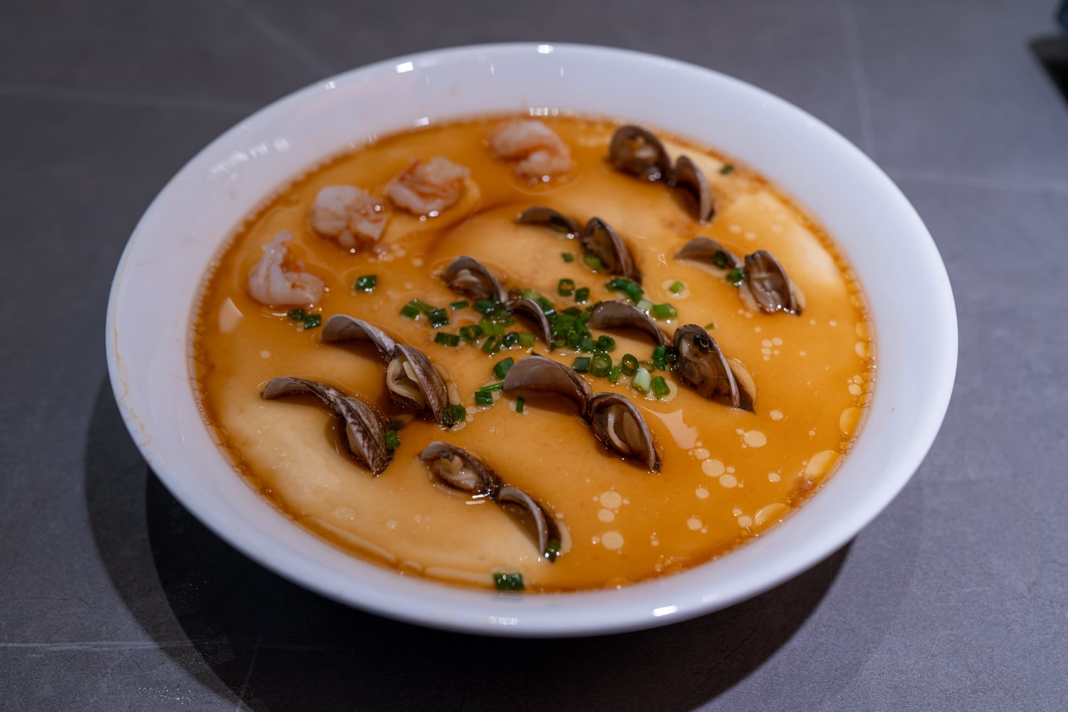 Паровой омлет с креветками и моллюсками